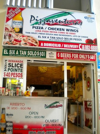 Foto histórica del pequeño primer local de PizzAventuras detrás de la gasolinera en Puerto Aventuras.